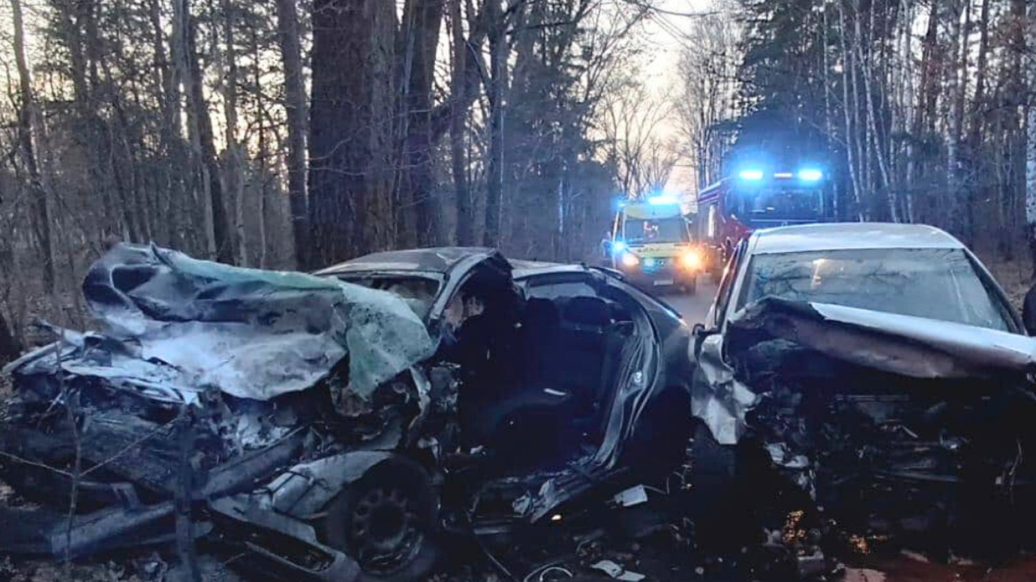 Zdjęcia zniszczonych samochodów z wypadku w Jaworznie