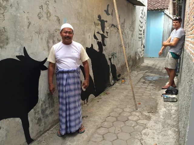 Sąsiad ogląda mural, który namalowaliśmy w ramach festiwalu streetartu organizowanego przez znajomego Indonezyjczyka w sąsiedniej wiosce.