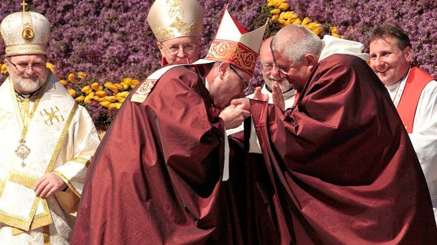 Prymas Polski Wojciech Polak,  zmarły ojciec Jan Góra , abp Stanisław Gądecki  podczas XVIII Spotkanie Młodych Lednica 2000