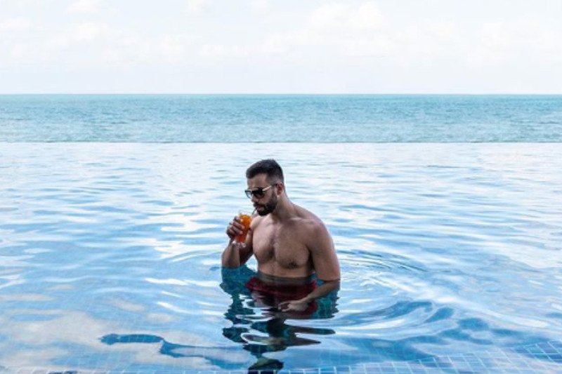 Milioner poszukuje kolejnego nadwornego fotografa, który będzie jeździł za nim po świecie.