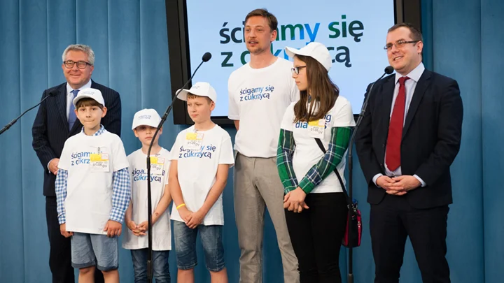 Michał Jeliński (na zdjęciu w środku) to chorujący na cukrzycę typu 1 mistrz olimpijski, który został kapitanem amatorskiej drużyny kolarzy startującej w Tour de Pologne