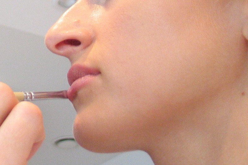 Ta pomadka z Rossmanna pięknie powiększa usta.