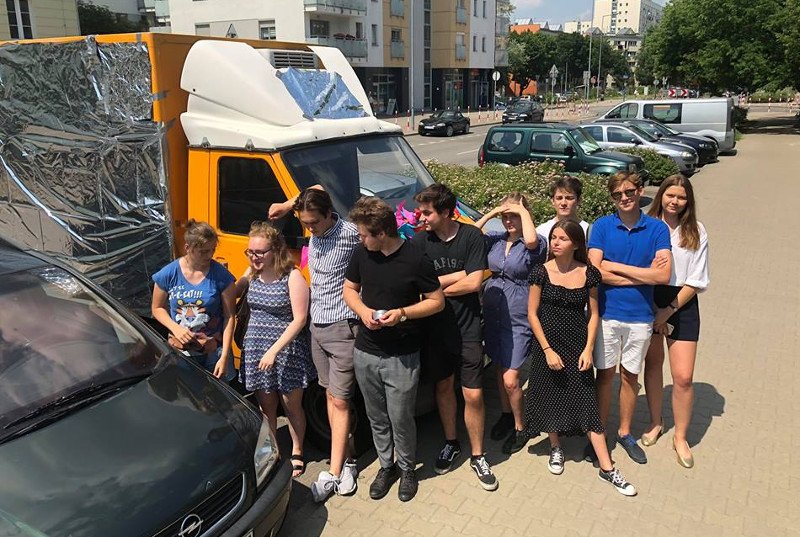 Uczniowie z warszawskiego liceum Witkacego zakleili drastyczny billboard organizacji anti-choice.