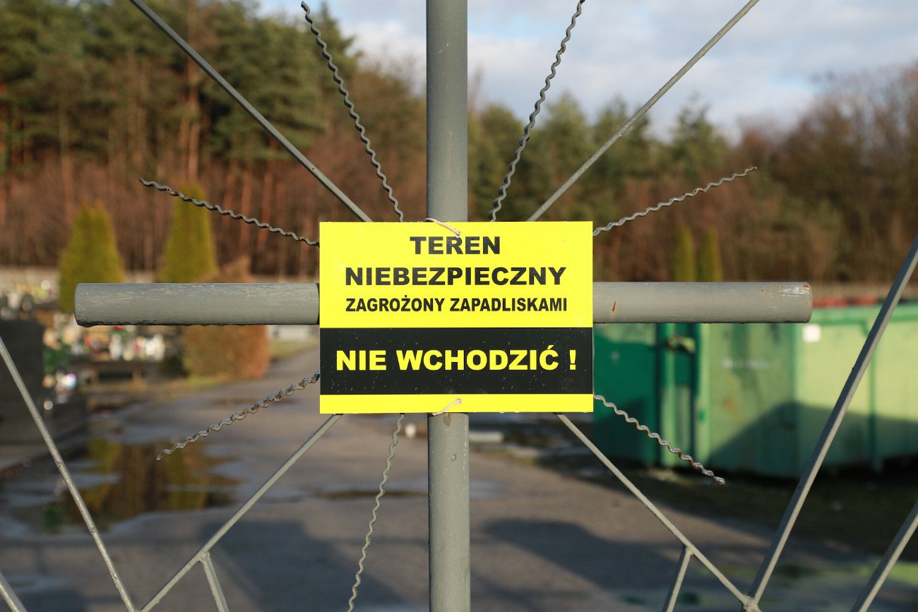 Trzebinia. Tu od miesięcy zapada się ziemia. Z powodu zapadlisk zamknięto m.in. cmentarz.