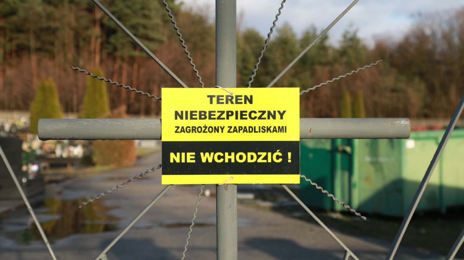 Trzebinia. Tu od miesięcy zapada się ziemia. Z powodu zapadlisk zamknięto m.in. cmentarz.