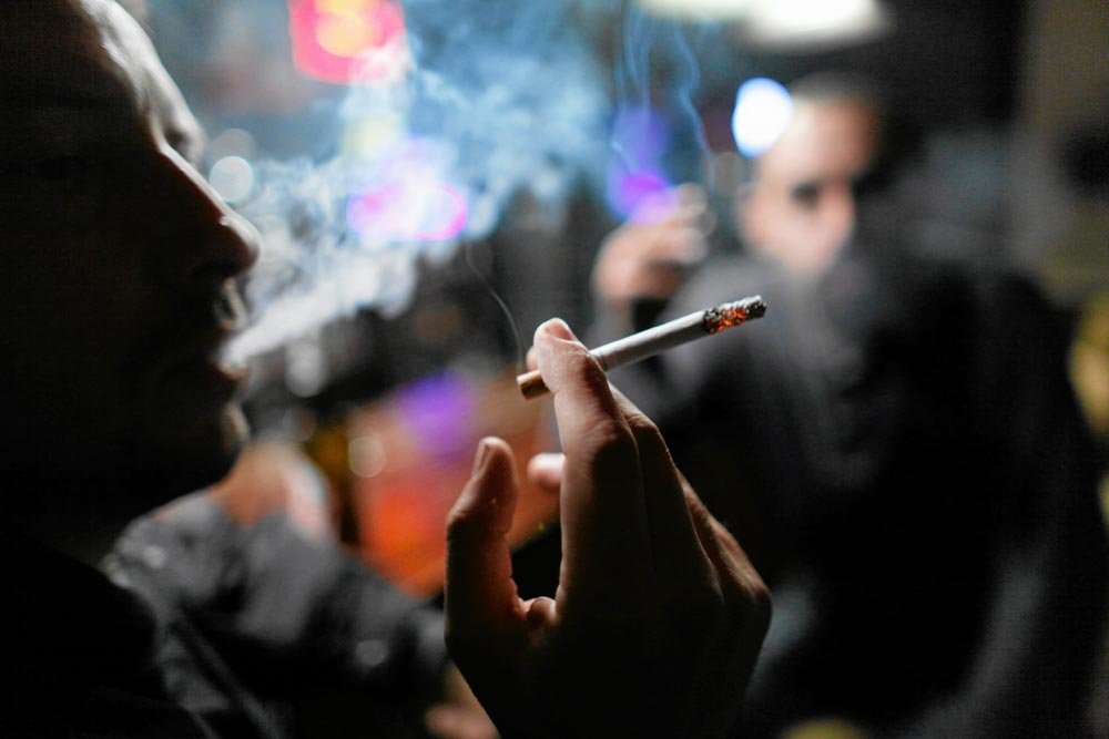 Palacze papierosów w barze