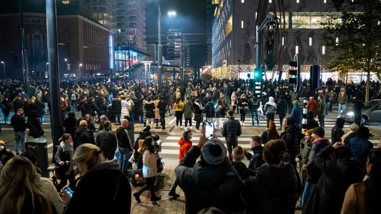 Holandia. Przeciwnicy obostrzeń wyszli na ulicę