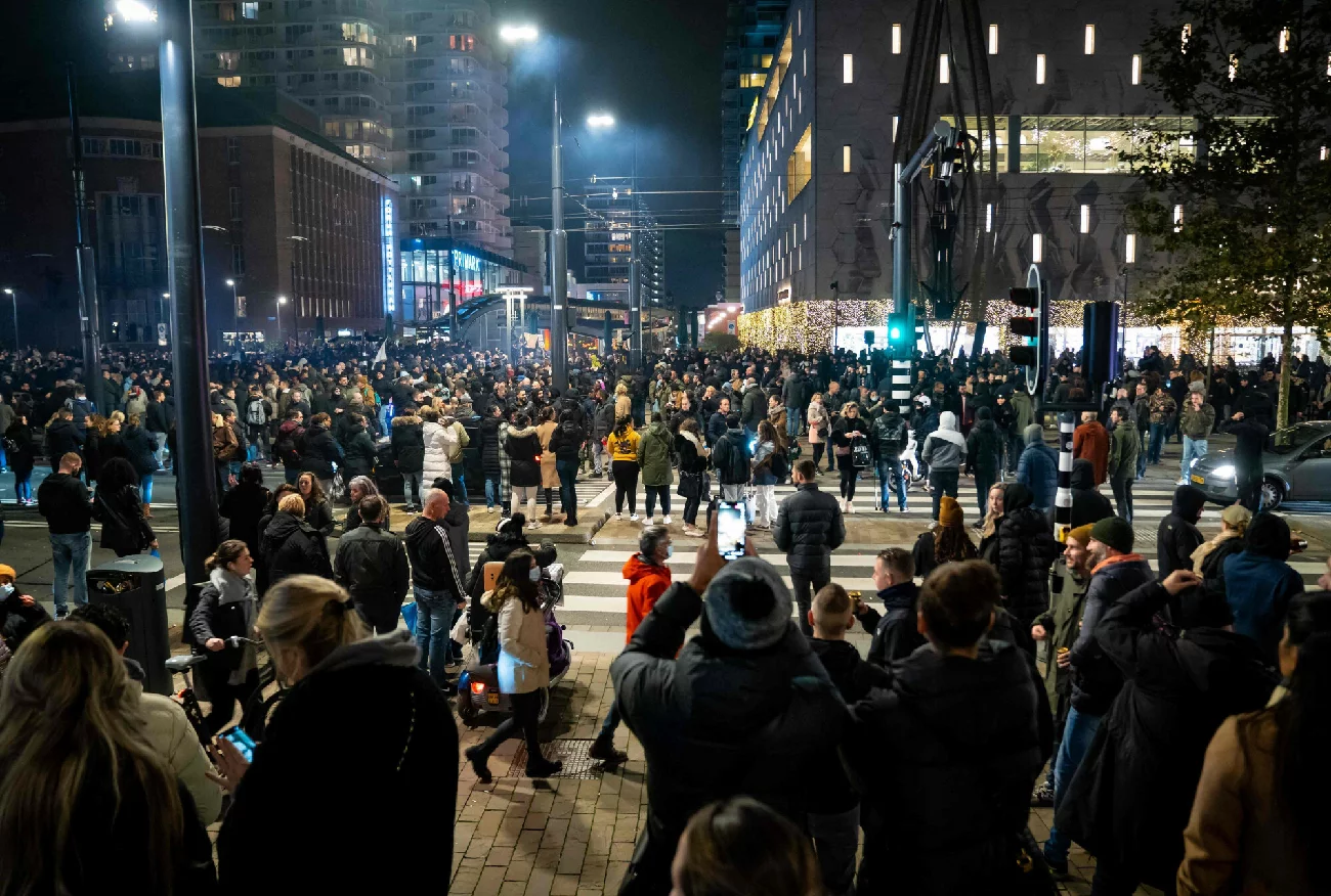 Holandia. Przeciwnicy obostrzeń wyszli na ulicę