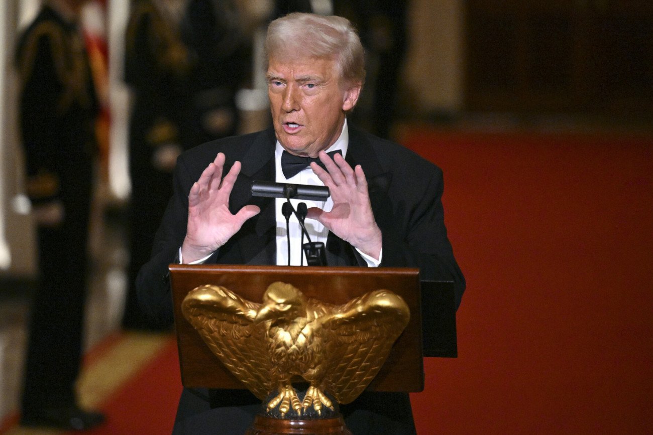 Amerykanów zastanawia tajemniczy krwiak na ręku Trumpa. "Ukryty pod makijażem" Co Donald Trump ma na ręku? W USA piszą o siniaku ukrytym pod makijażem