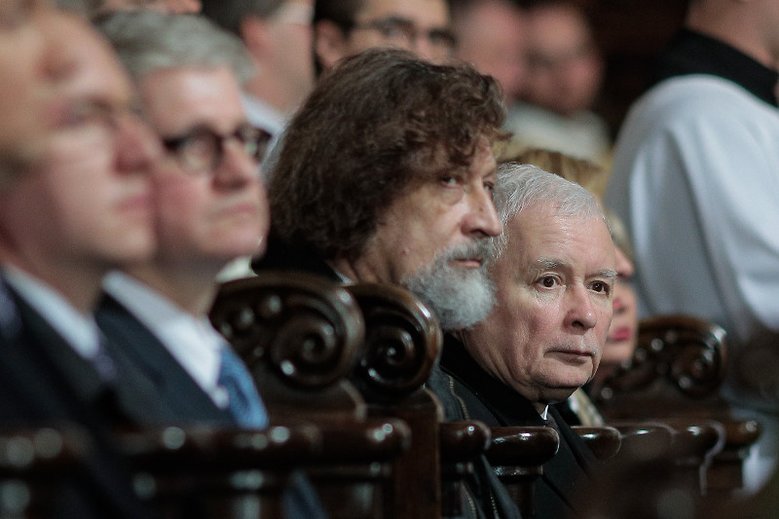 Prezes PiS Jarosław Kaczyński w towarzystwie kuzyna - Jana Marii Tomaszewskiego, ojca Karoliny Wiktorii Marii Tomaszewskiej, która jest związana z Geraldem Birgfellnerem.