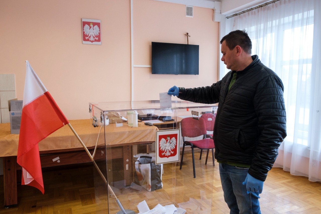 PiS chce, by każdy Polak mógł głosować w wyborach prezydenckich 10 maja korespondencyjnie. Nowelizacja kodeksu wyborczego przygotowana przez PiS zakłada, że każdy Polak będzie mógł głosować w wyborach prezydenckich korespondencyjnie, jeśli wyrazi taką wolę.