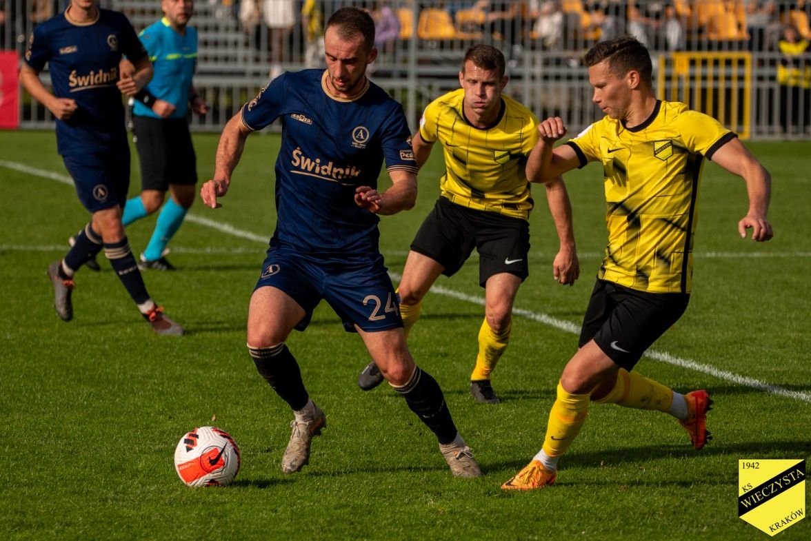 Bandycki faul i sceny grozy. Rywal złamał nogę gwiazdorowi Wieczystej Kraków Michałowi Makowi