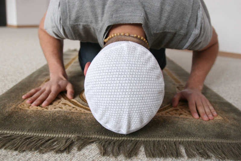 Muzułmanin w trakcie modlitwy