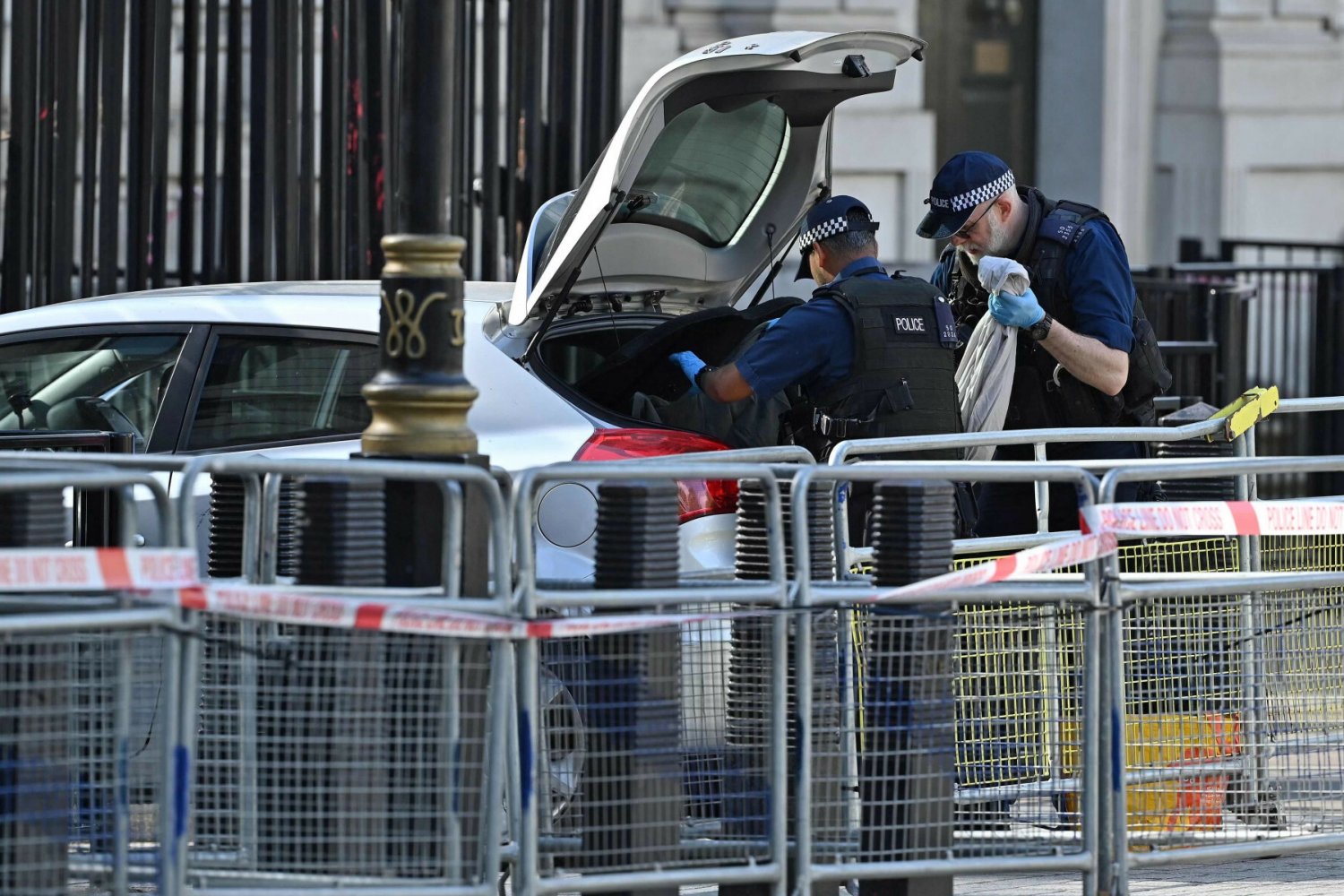 Niebezpieczny incydent w Londynie. Samochód wjechał w bramę Downing Street.