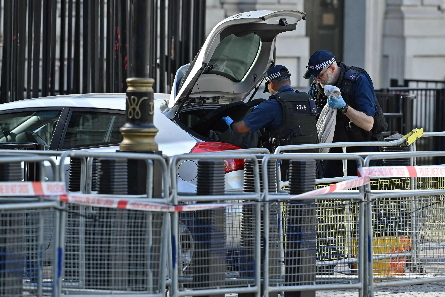 Niebezpieczny incydent w Londynie. Samochód wjechał w bramę Downing Street.