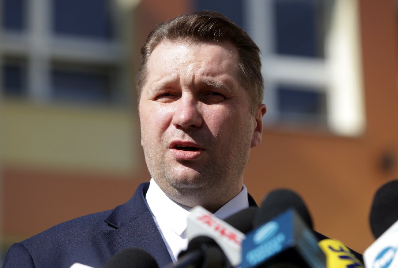 Uczniowie o pomyśle Przemysława Czarnka. "Kretyńskie", "To nie wojsko"