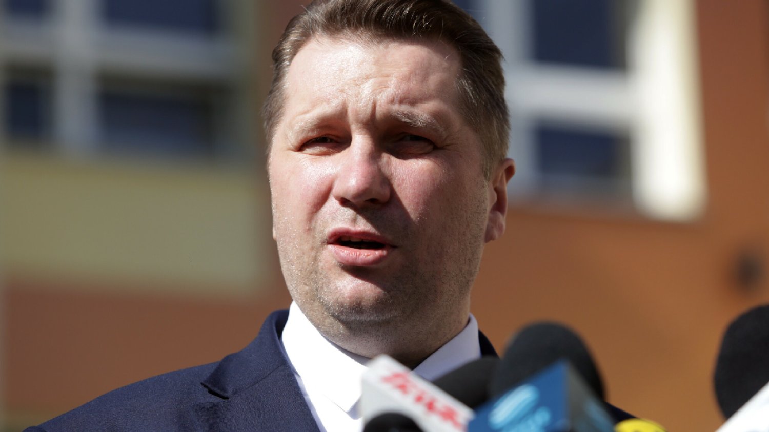Uczniowie o pomyśle Przemysława Czarnka. "Kretyńskie", "To nie wojsko"