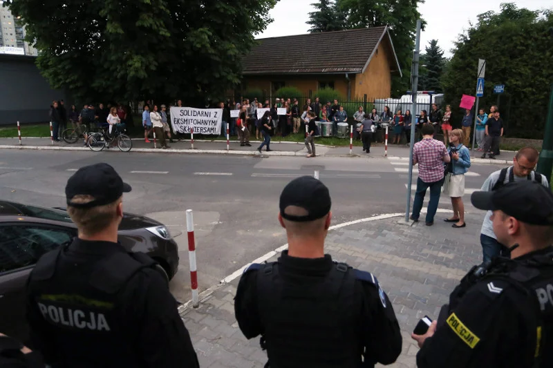 Krakow. Protest pod Komendą Wojewódzka Policji przeciw zlikwidowaniu skłotu przy ul. Limanowskiego i zatrzymaniu skłotersów.