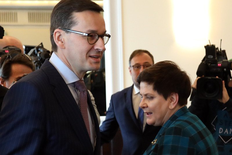 Piotr Matczuk i Anna Plakwicz byli bohaterami afery, gdy premierem była Beata Szydło. Teraz Mateusz Morawiecki przyjmuje ich z powrotem do KPRM.