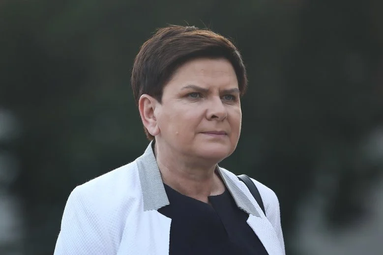Szydło patrzy w okno. Jej zdjęcie krąży w internecie. Wicerzecznik PiS komentuje.