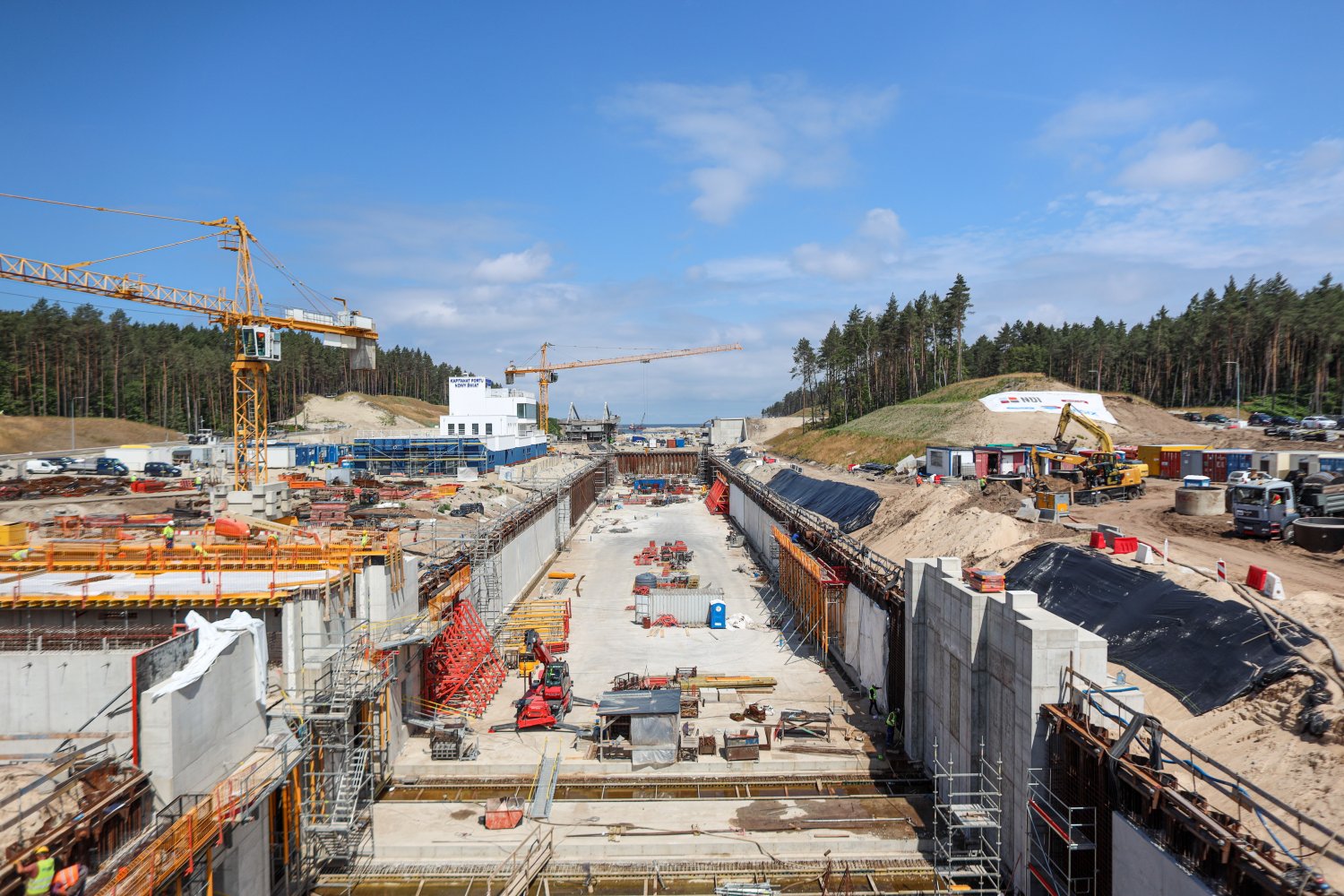 48-letni mężczyzna został przygnieciony przez betonową płytę podczas prac przy przekopie Mierzei Wiślanej.
