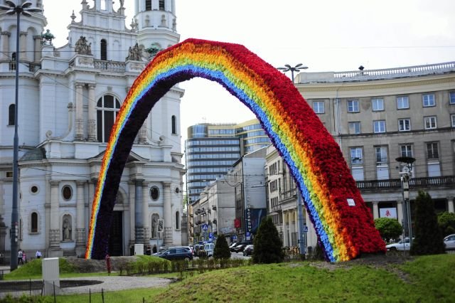 Koniec palenia tęczy na Placu Zbawiciela? Narodowcy przeniosą się do swojego parku rozrywki.