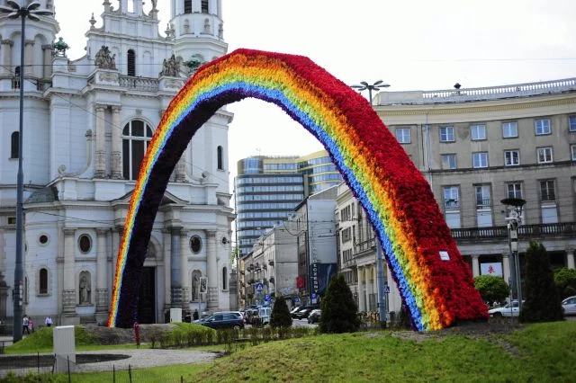 Koniec palenia tęczy na Placu Zbawiciela? Narodowcy przeniosą się do swojego parku rozrywki.