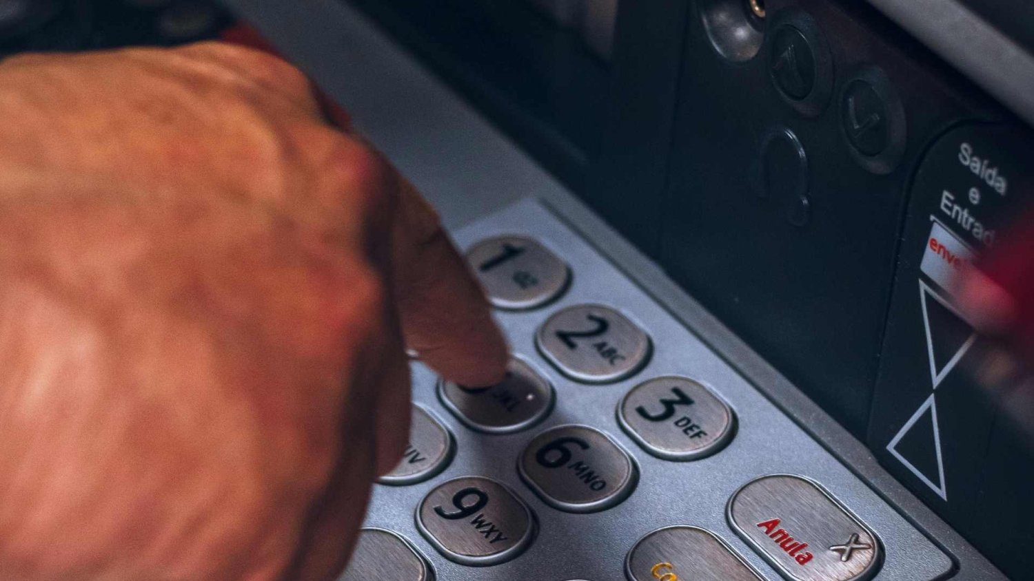 Banki apelują, by wypłacać gotówkę. Wiemy, jaką rezerwę zalecają na "czarną godzinę"