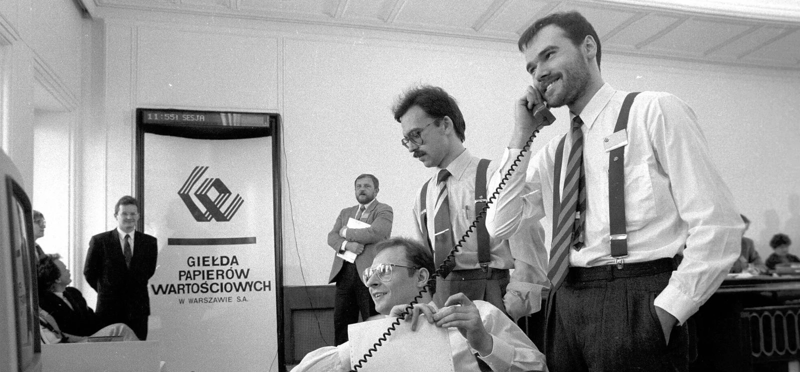 W latach 90-tych wielu Polaków zaryzykowało inwestycję na raczkującej GPW. Dziś eksperci studzą marzenia o zarobku na giełdzie. GPW w latach 90-tych.
