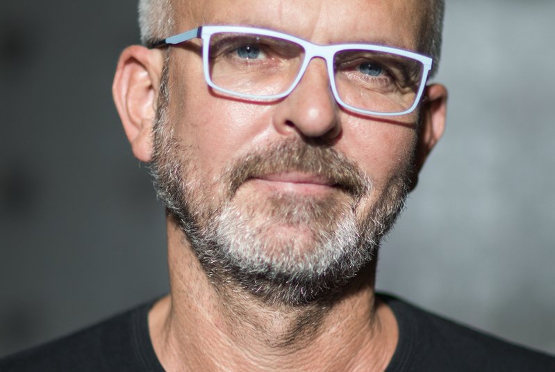 Wojciech Tochman jest nagradzanym reporterem i autorem wielu książek. W 2010 roku ukazała się jego książka "Dzisiaj narysujemy śmierć" o ludobójstwie w Rwandzie w 1994 roku.