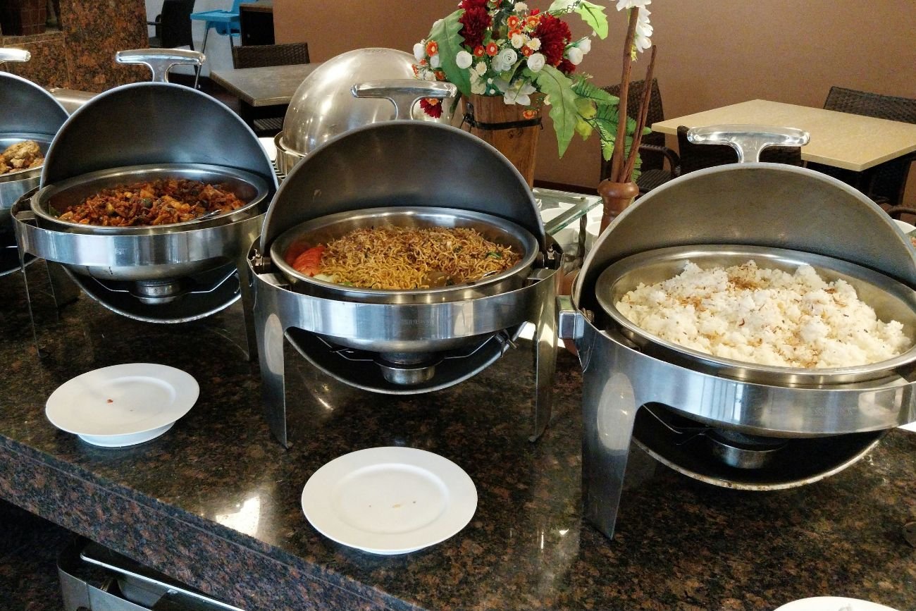 Śniadanie w hotelu Hotelowe śniadanie źródłem problemu marnowania jedzenia