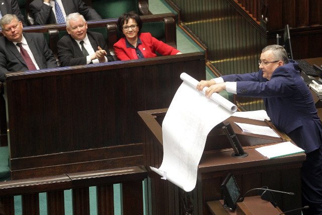 Andrzej Adamczyk - szef resortu infrastruktury i chyba świeżo upieczony magister.