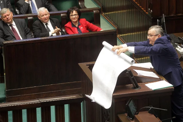 Andrzej Adamczyk - szef resortu infrastruktury i chyba świeżo upieczony magister.