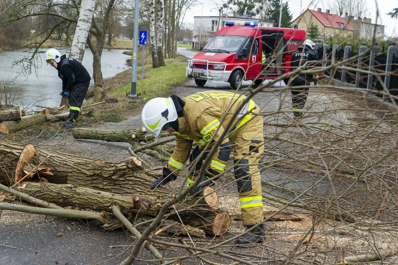 Do sieci trafiło nagranie, jak strażacy z narażeniem życia usuwają skutki wichur.