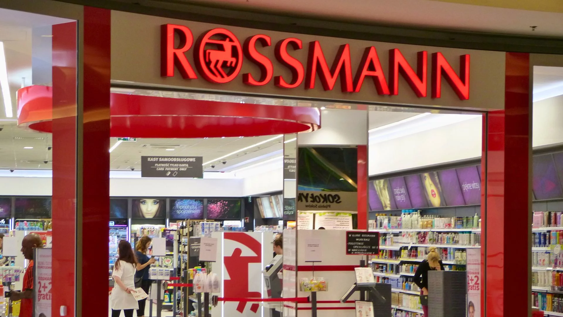Rossman przecenia popularne perfumy. Z 214 na 99 złotych, a to nie koniec