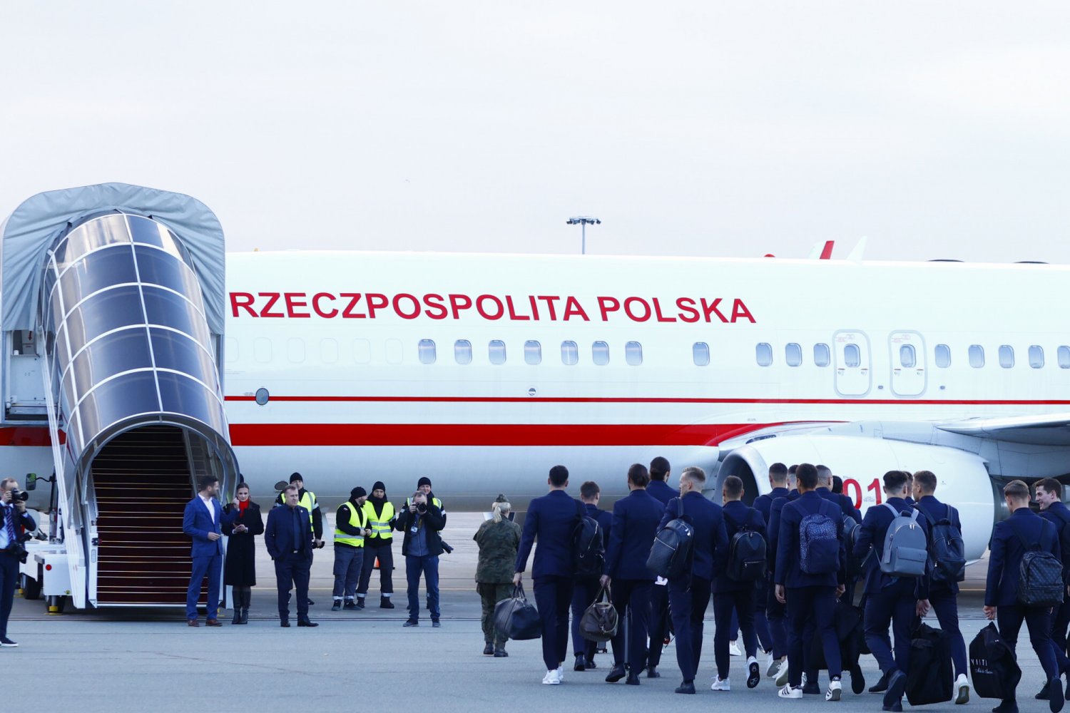 Polscy piłkarze polecieli na Mundial do Kataru w eskorcie wojskowych myśliwców.