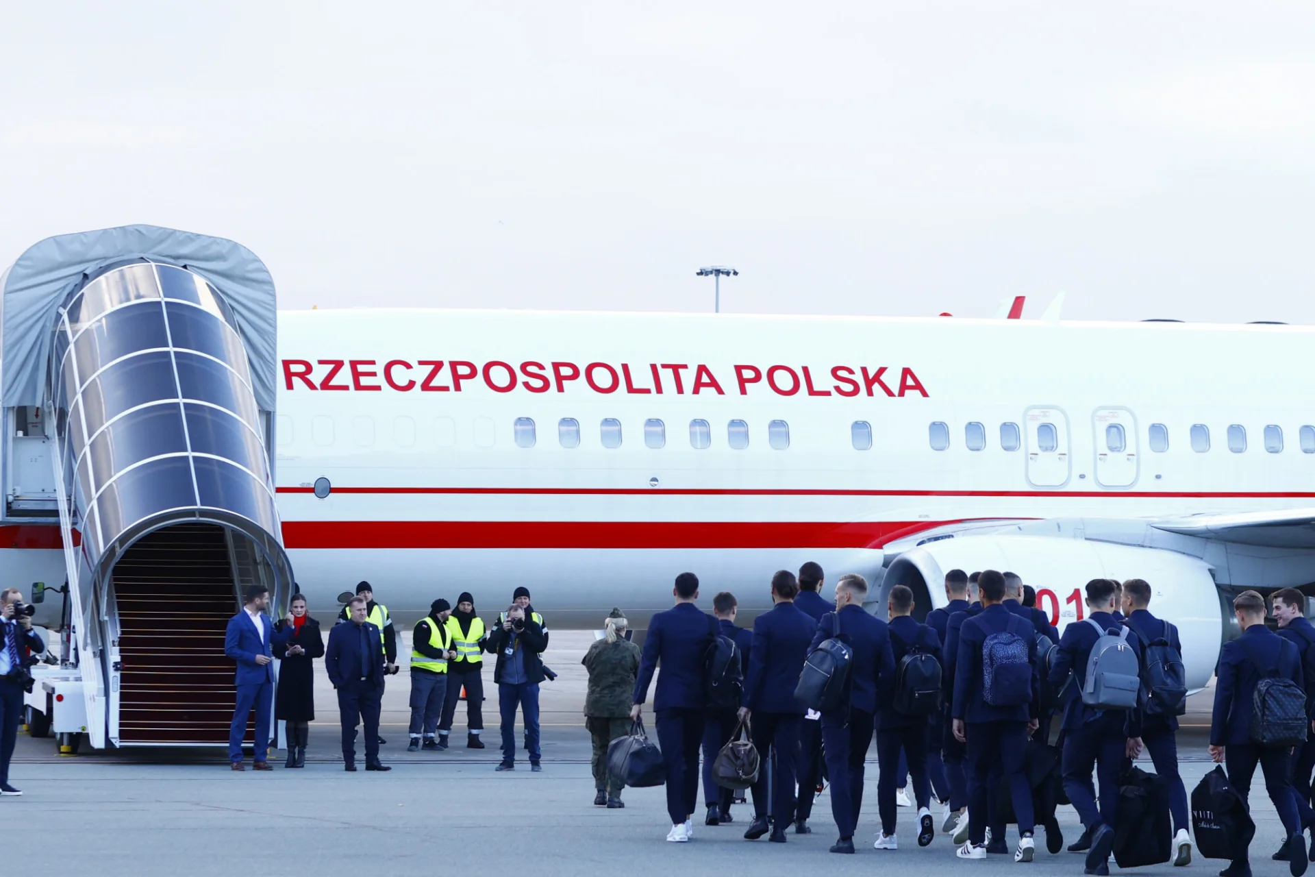 Polscy piłkarze polecieli na Mundial do Kataru w eskorcie wojskowych myśliwców.