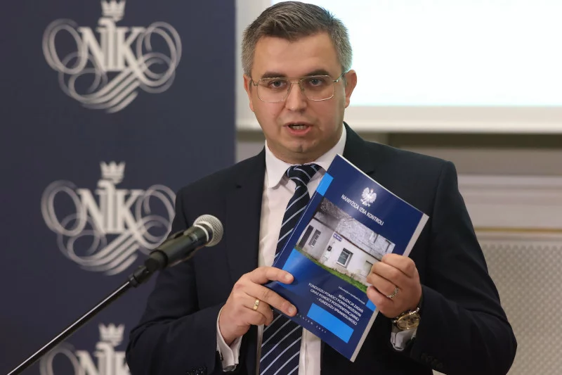 Michał Jędzejczyk podczas konferencji NIK.