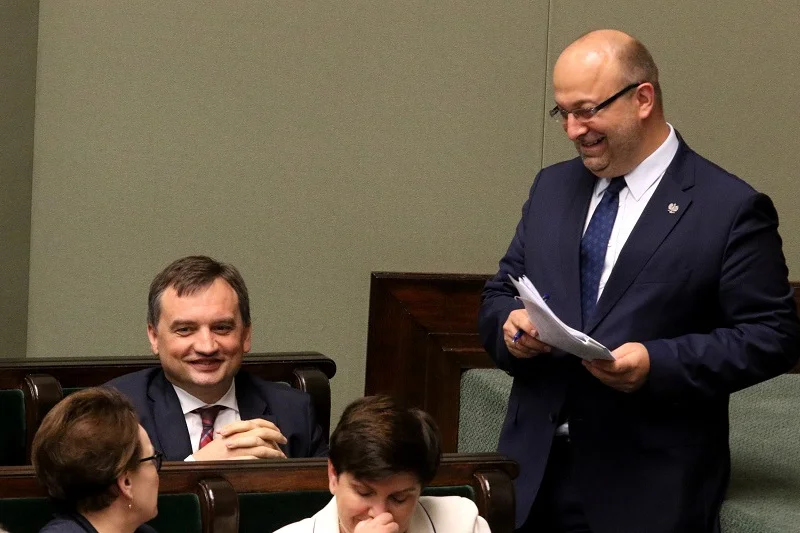 Wiceminister Łukasz Piebiak podał się do dymisji, ale to nie kończy afery z "farmą trolli".