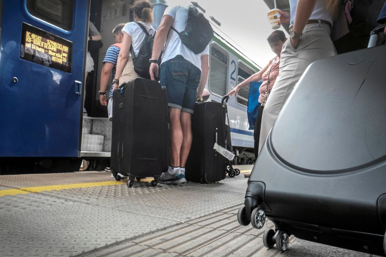 Wyszli tylko wyprostować nogi. Kiedy wrócili, pociągu z ich bagażami już nie było