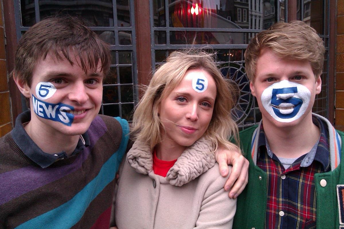 Ed i Ross sprzedają miejsce na swoich twarzach pod reklamy różnych firm. Na zdjęciu z Minnie, reporterką brytyjskiego Channel 5