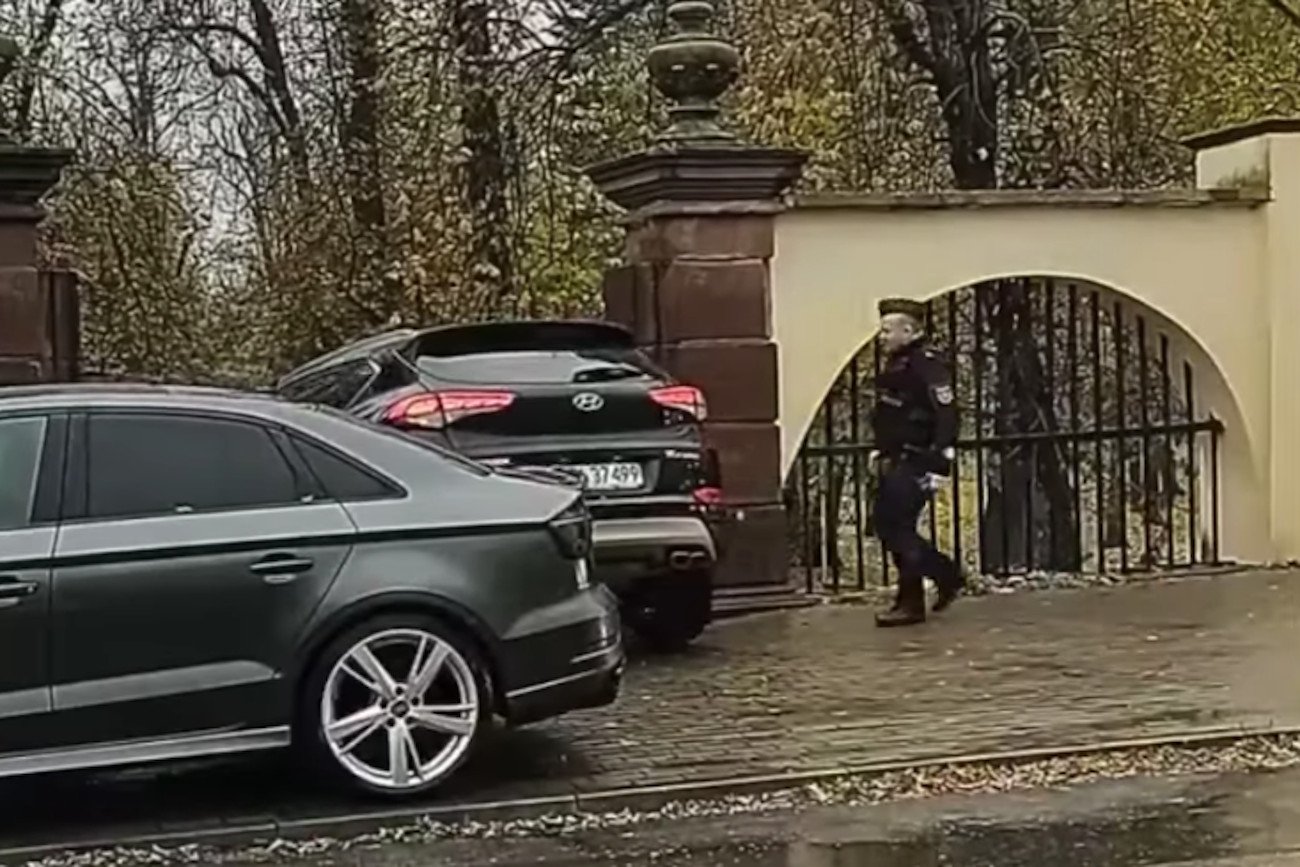 Działacz PiS zjechał autem po schodach w Kielcach.