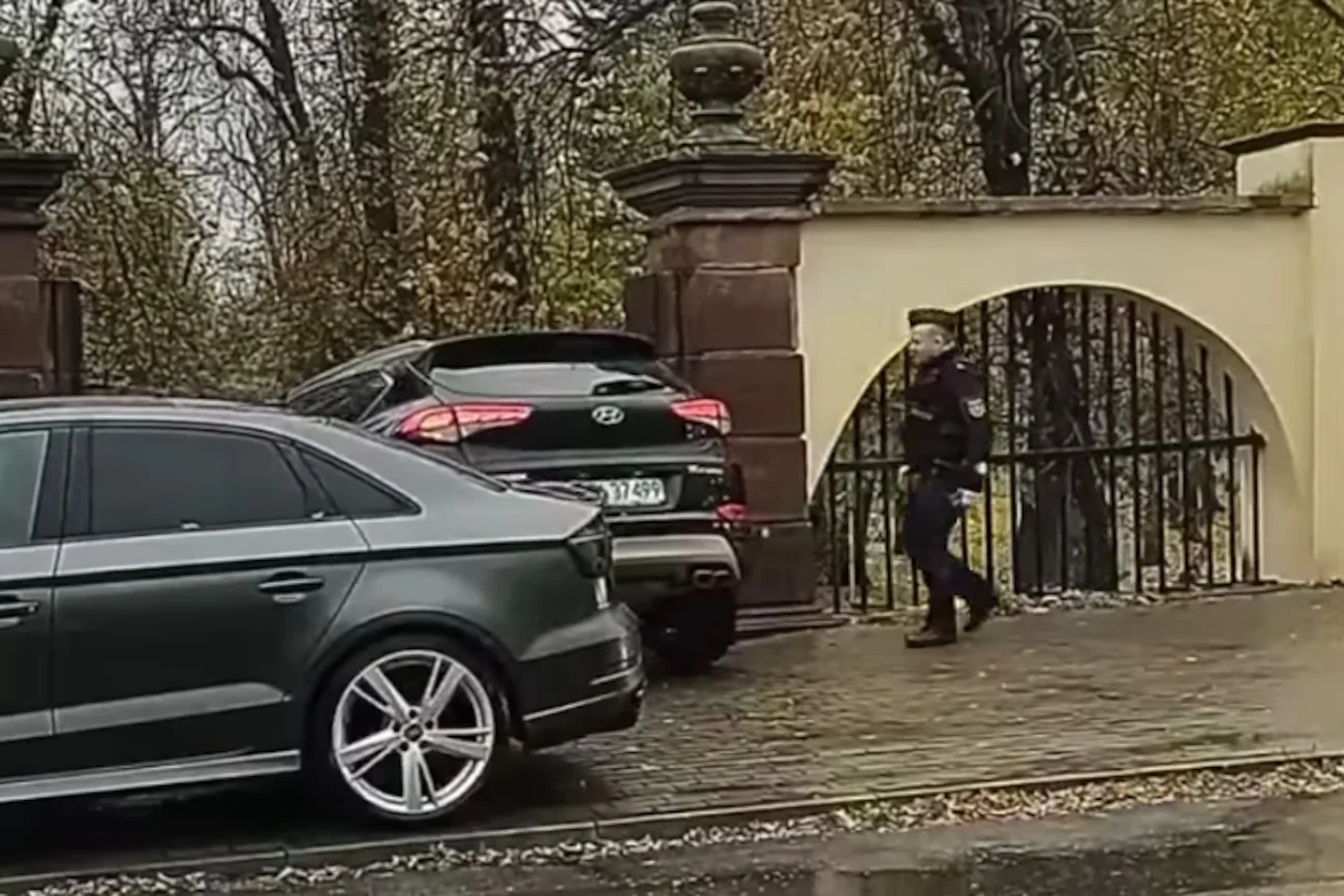 Działacz PiS zjechał autem po schodach w Kielcach.