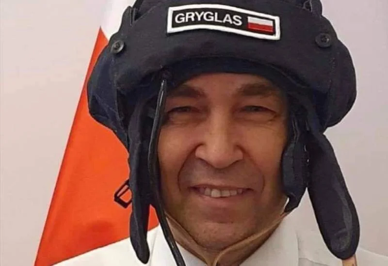 Facebook: zdjęcie Zbigniewa Gryglasa w hełmofonie tył na przód.