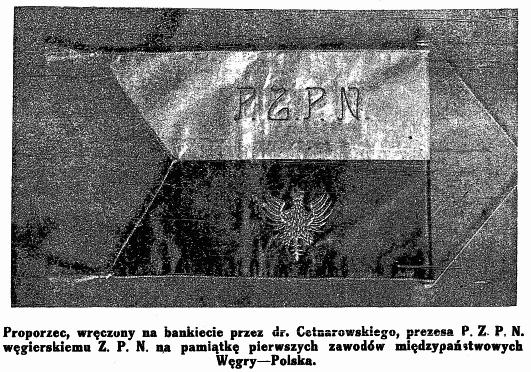 Proporzec PZPN na pamiątkę historycznego spotkania.