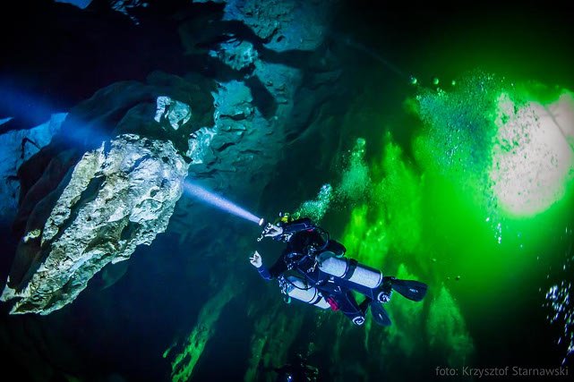 Zapierająca dech w piersiach wyprawa Leszka Czarneckiego do podwodnej jaskini na Bahamach
