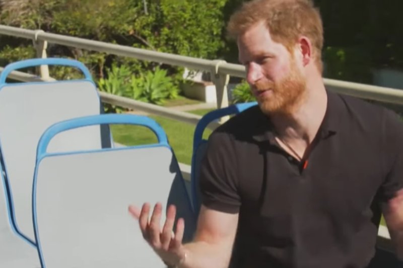 Książę Harry o 'The Crown' i wycofaniu się z królewskiego życia podczas trasy autobusowej z Jamesem Cordenem