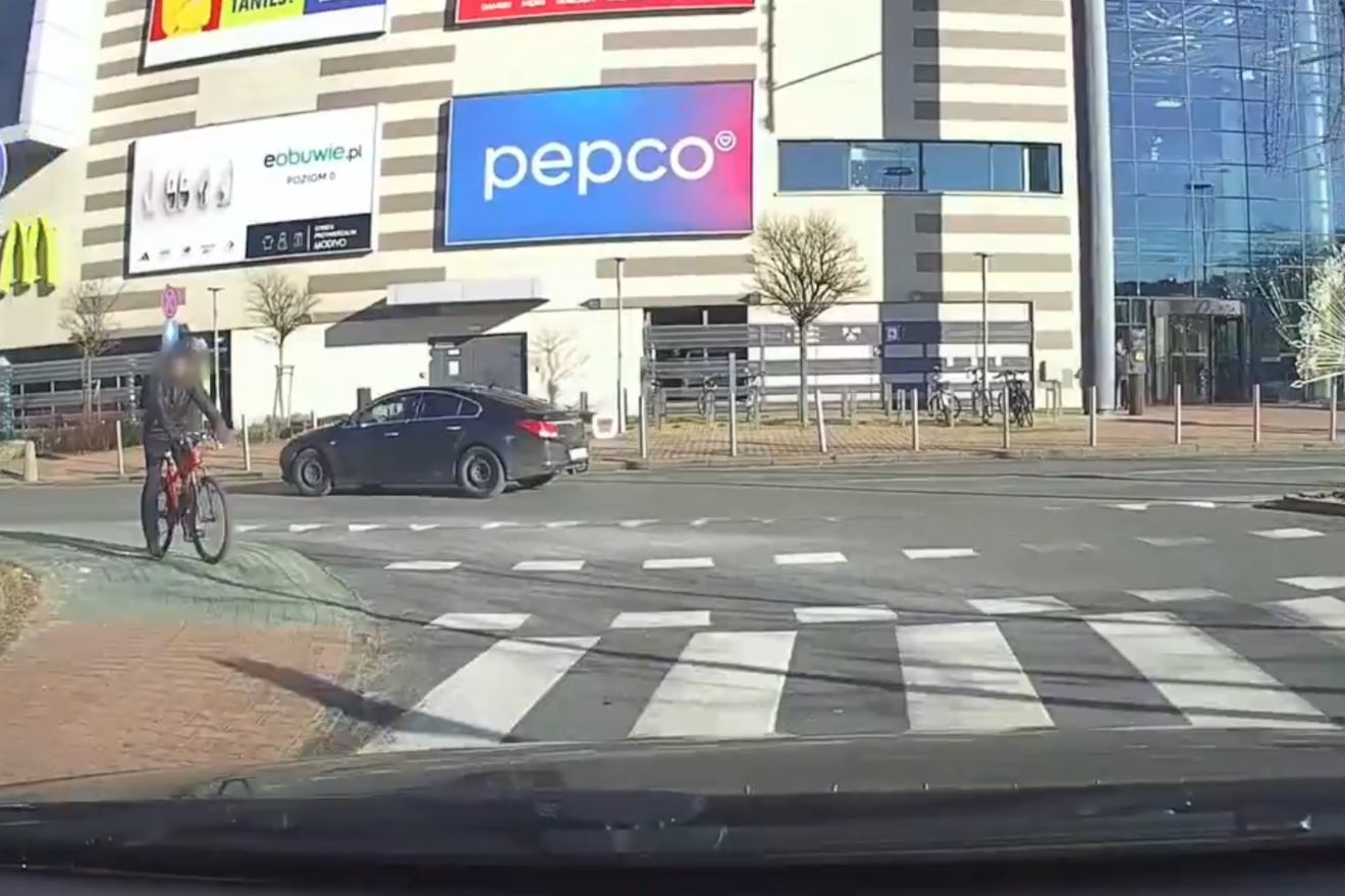 Kierowca nie wie, czy miał pierwszeństwo. Zapytał internautów [FILM]