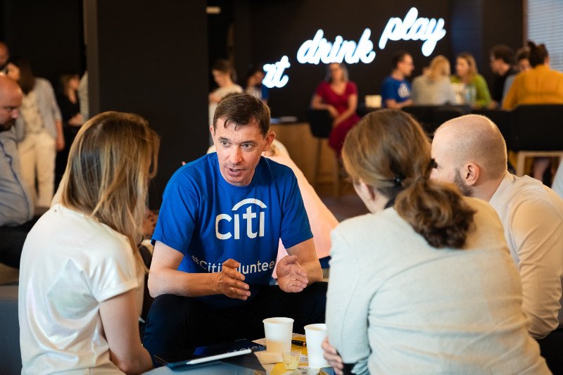 Ponad milion USD ze środków Fundacji Citi trafiło do polskich organizacji pozarządowych. Wsparcie otrzymają m.in. projekty skupiające się na poprawie integracji finansowej, przedsiębiorczości kobiet i młodzieży oraz rozwoju biznesowego migrantów w Polsce.