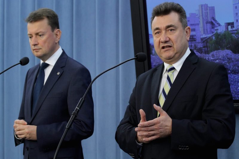 Grzegorz Tobiszewski znalazł sposób na dziennikarzy. Jeśli nie chce żeby coś poszło w świat, wyłącza mikrofon i mówi dalej.